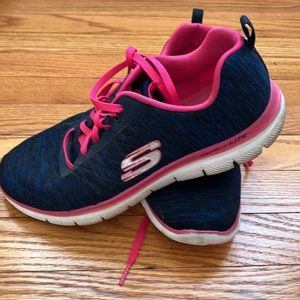 Sketchers, womens 9.5, lite weight, wide fit, memory foam sneakers